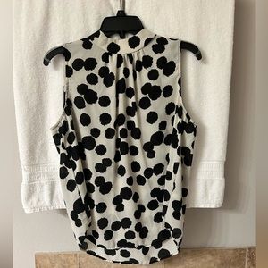 Who What Wear Black and White Top Size L.